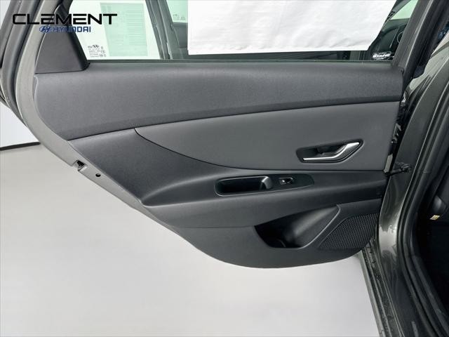 Hyundai Elantra Vehicle Full-screen Gallery Image 28