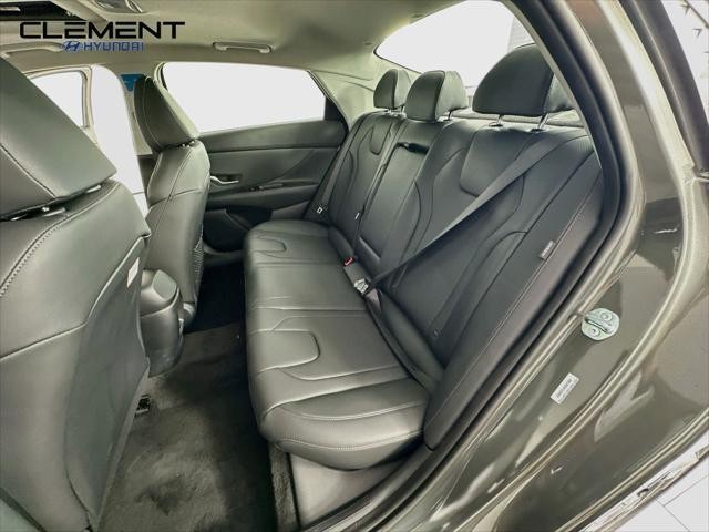 Hyundai Elantra Vehicle Full-screen Gallery Image 29
