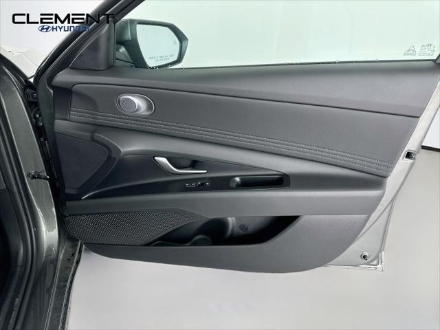 Hyundai Elantra Vehicle Full-screen Gallery Image 32
