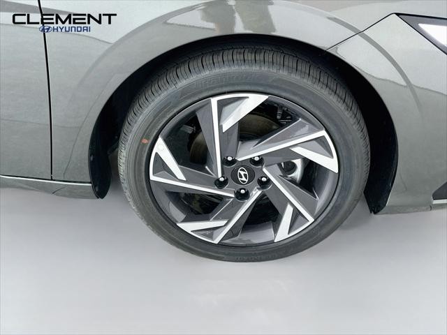 Hyundai Elantra Vehicle Full-screen Gallery Image 33