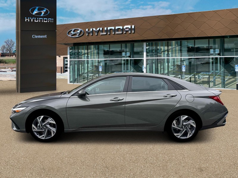 Hyundai Elantra Vehicle Full-screen Gallery Image 3