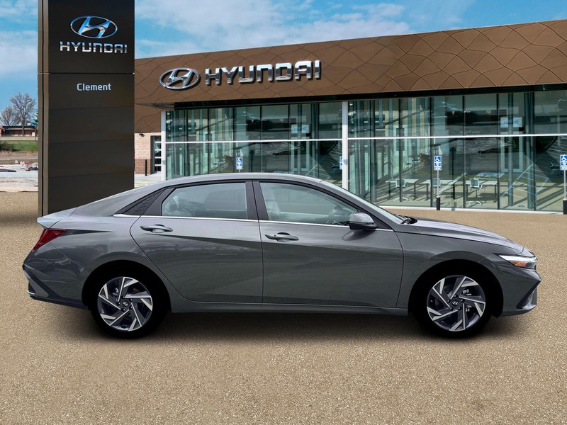 Hyundai Elantra Vehicle Full-screen Gallery Image 9