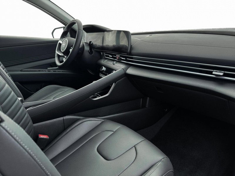 Hyundai Elantra Vehicle Full-screen Gallery Image 15