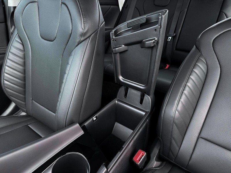 Hyundai Elantra Vehicle Full-screen Gallery Image 18
