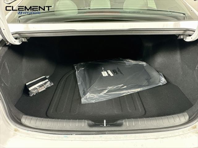 Hyundai Elantra Vehicle Full-screen Gallery Image 9
