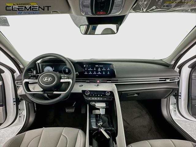 Hyundai Elantra Vehicle Full-screen Gallery Image 11