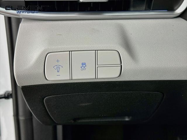 Hyundai Elantra Vehicle Full-screen Gallery Image 12