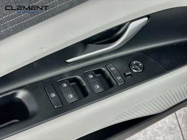 Hyundai Elantra Vehicle Full-screen Gallery Image 24
