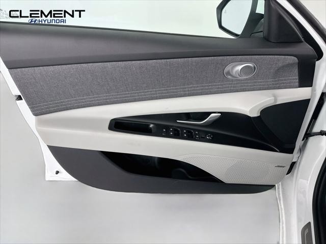 Hyundai Elantra Vehicle Full-screen Gallery Image 25