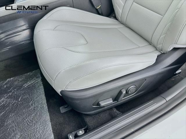 Hyundai Elantra Vehicle Full-screen Gallery Image 26