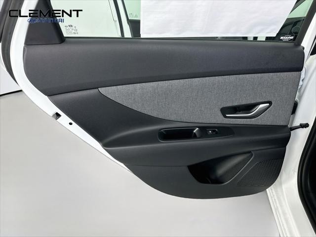 Hyundai Elantra Vehicle Full-screen Gallery Image 28