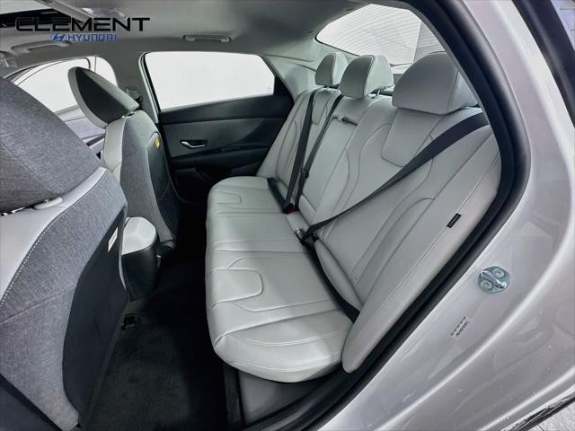 Hyundai Elantra Vehicle Full-screen Gallery Image 29