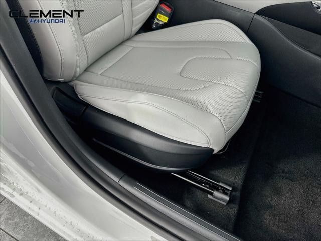 Hyundai Elantra Vehicle Full-screen Gallery Image 30