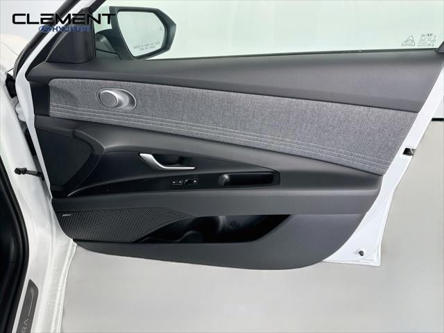 Hyundai Elantra Vehicle Full-screen Gallery Image 32
