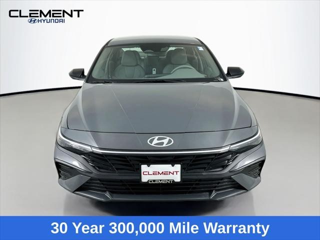 Hyundai Elantra Vehicle Full-screen Gallery Image 2