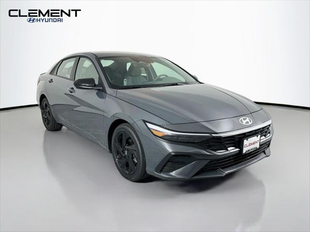 Hyundai Elantra Vehicle Full-screen Gallery Image 3
