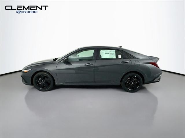 Hyundai Elantra Vehicle Full-screen Gallery Image 4