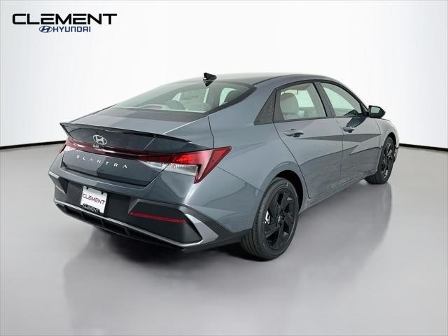 Hyundai Elantra Vehicle Full-screen Gallery Image 6