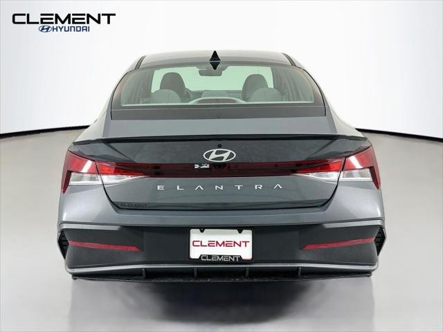 Hyundai Elantra Vehicle Full-screen Gallery Image 7