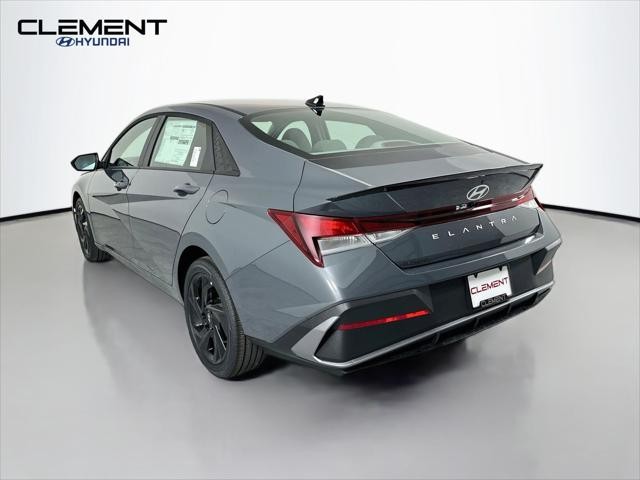 Hyundai Elantra Vehicle Full-screen Gallery Image 8