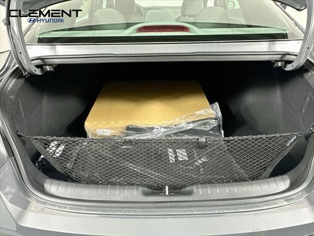 Hyundai Elantra Vehicle Full-screen Gallery Image 9