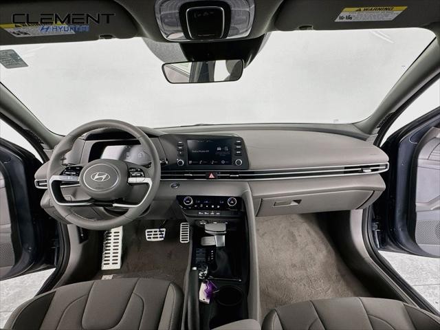 Hyundai Elantra Vehicle Full-screen Gallery Image 11