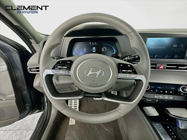 Hyundai Elantra Vehicle Full-screen Gallery Image 13