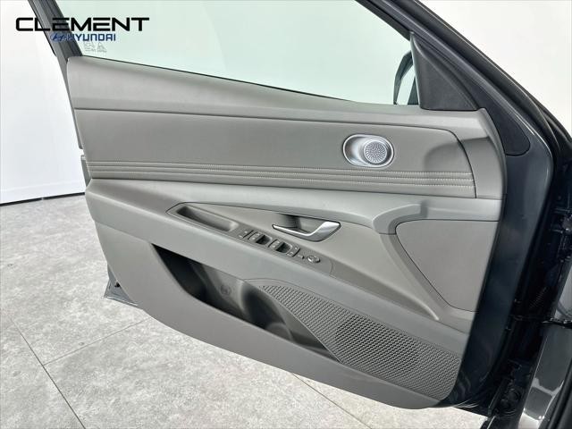 Hyundai Elantra Vehicle Full-screen Gallery Image 22