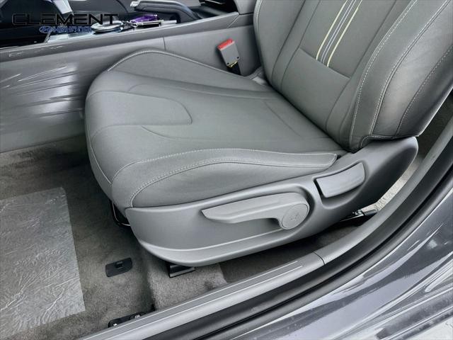 Hyundai Elantra Vehicle Full-screen Gallery Image 23