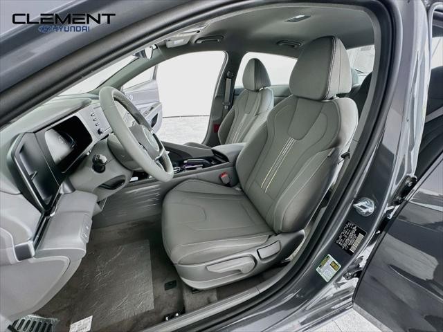 Hyundai Elantra Vehicle Full-screen Gallery Image 24