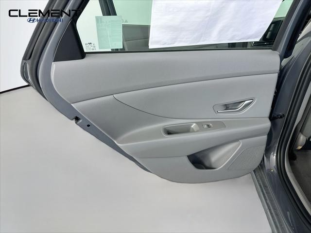 Hyundai Elantra Vehicle Full-screen Gallery Image 25