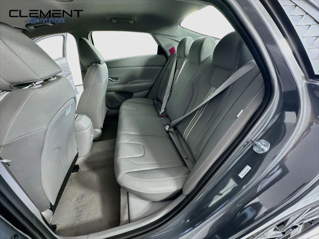 Hyundai Elantra Vehicle Full-screen Gallery Image 26