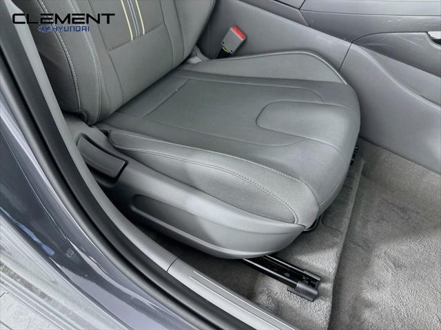 Hyundai Elantra Vehicle Full-screen Gallery Image 27