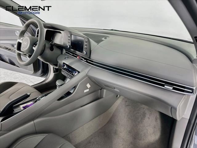 Hyundai Elantra Vehicle Full-screen Gallery Image 28