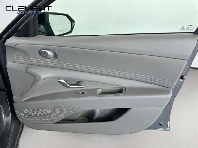 Hyundai Elantra Vehicle Full-screen Gallery Image 29