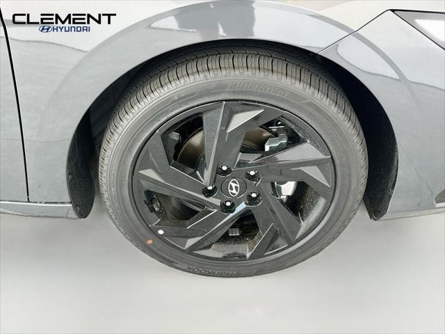 Hyundai Elantra Vehicle Full-screen Gallery Image 30