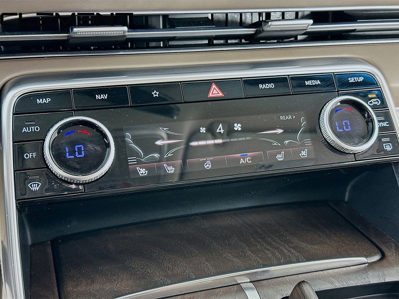 Genesis GV80 Vehicle Full-screen Gallery Image 22
