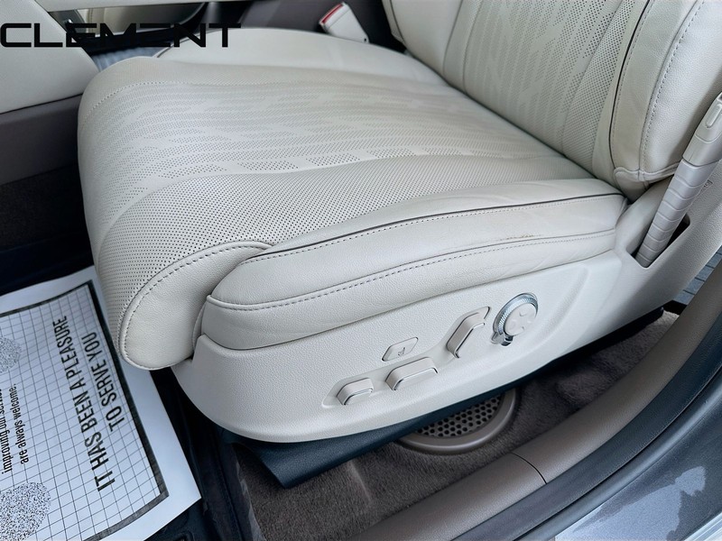 Genesis GV80 Vehicle Full-screen Gallery Image 30