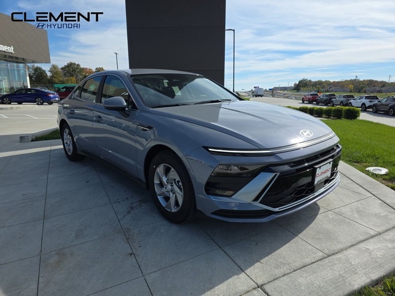 Hyundai Sonata Vehicle Full-screen Gallery Image 3