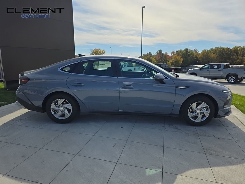 Hyundai Sonata Vehicle Full-screen Gallery Image 4