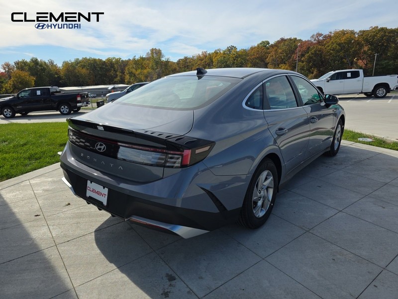 Hyundai Sonata Vehicle Full-screen Gallery Image 6