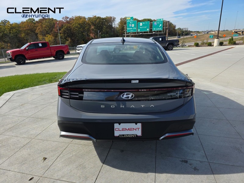 Hyundai Sonata Vehicle Full-screen Gallery Image 7