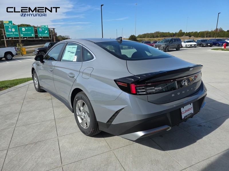Hyundai Sonata Vehicle Full-screen Gallery Image 8