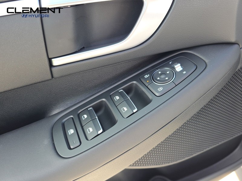 Hyundai Sonata Vehicle Full-screen Gallery Image 23
