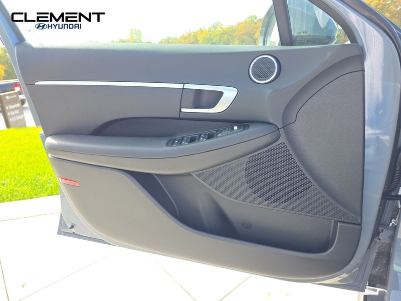 Hyundai Sonata Vehicle Full-screen Gallery Image 24