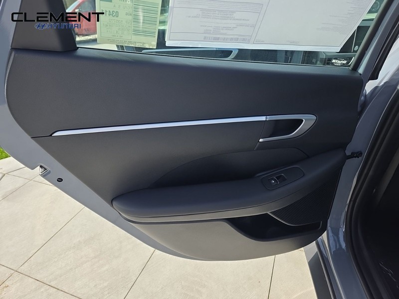 Hyundai Sonata Vehicle Full-screen Gallery Image 27