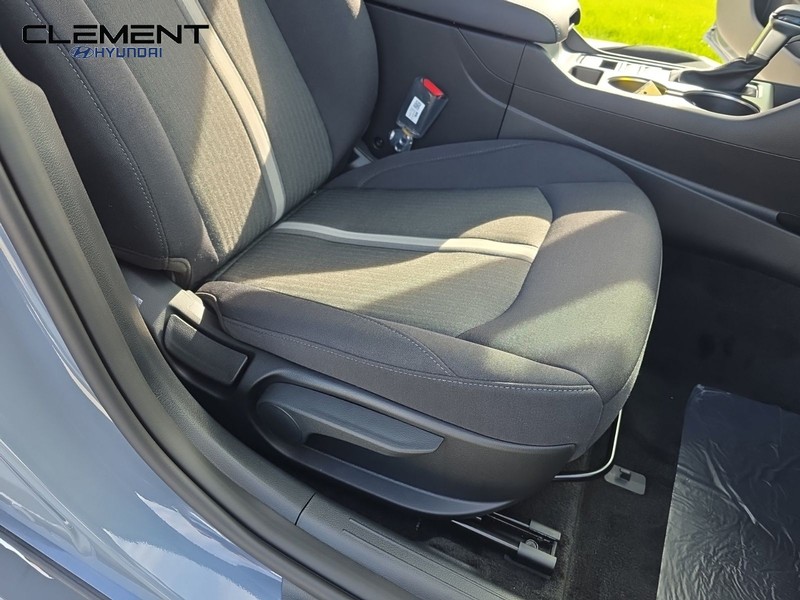 Hyundai Sonata Vehicle Full-screen Gallery Image 30