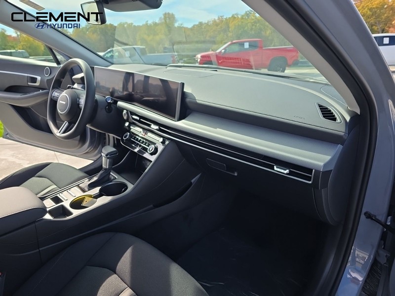 Hyundai Sonata Vehicle Full-screen Gallery Image 31
