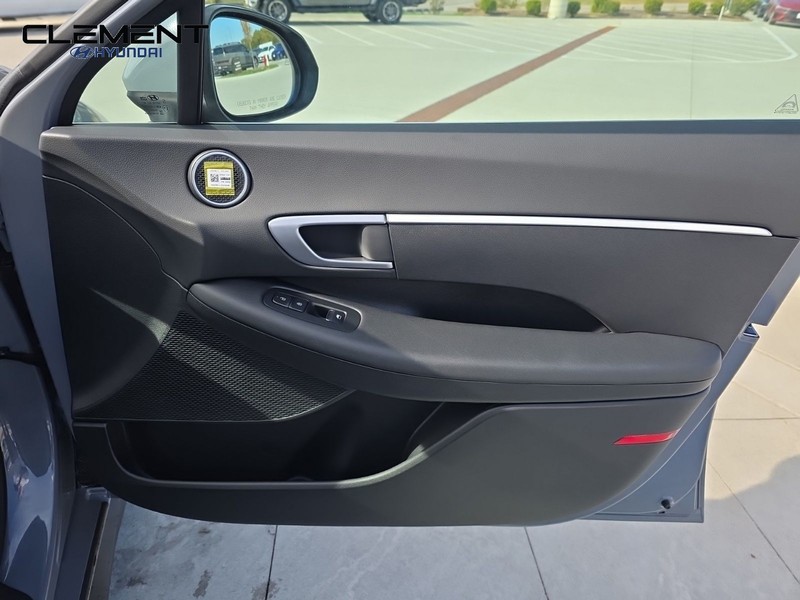 Hyundai Sonata Vehicle Full-screen Gallery Image 32
