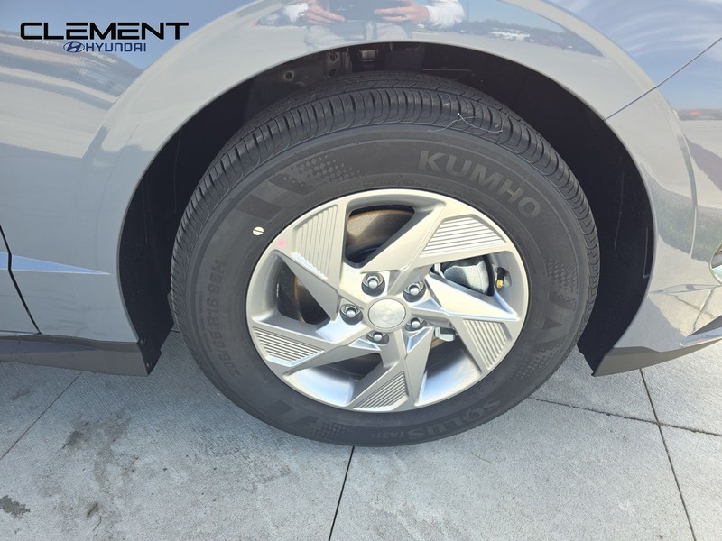 Hyundai Sonata Vehicle Full-screen Gallery Image 33